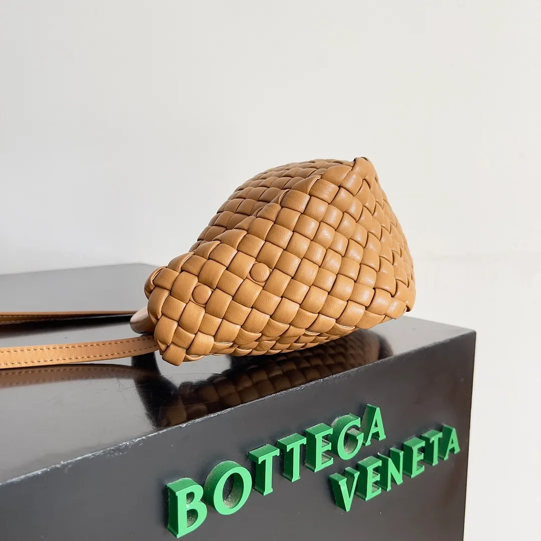 Batch 1760 BOTTEGA VENETA's new mini COBBLE bag. This season's mini Cobble series brings a new style of handbag. The body of the bag resembles the shape of a "Yuanbao", giving you good luck throughout autumn and winter! This Yuanbao bag is made of three pieces of quilted cotton and has an unlined body, showing its quiet power. The bag is carefully designed to create a three-dimensional look. The joints and edges are decorated with lambskin strips to create a sense of simplicity. The handbag is not lined, so you can directly appreciate the consistent lambskin on the outside and inside. It is beautiful both inside and outside. The top handle of this handbag is made of leather-wrapped rope and is quite sturdy. The detachable shoulder strap is secured by a leather buckle inside the bag. Can be carried by hand, carried on the shoulder or cross-body, very easy to match! Style number: 805739 Size: 23*11*8cm